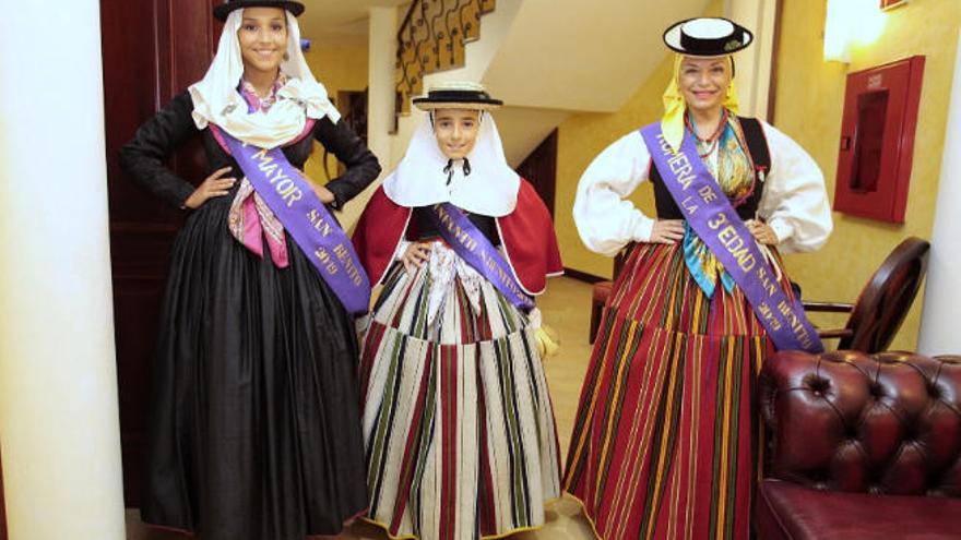 Las tres romeras posan en uno de los pasillos del Teatro Leal, el miércoles, antes de la gala de Exaltación de la Mujer Canaria.