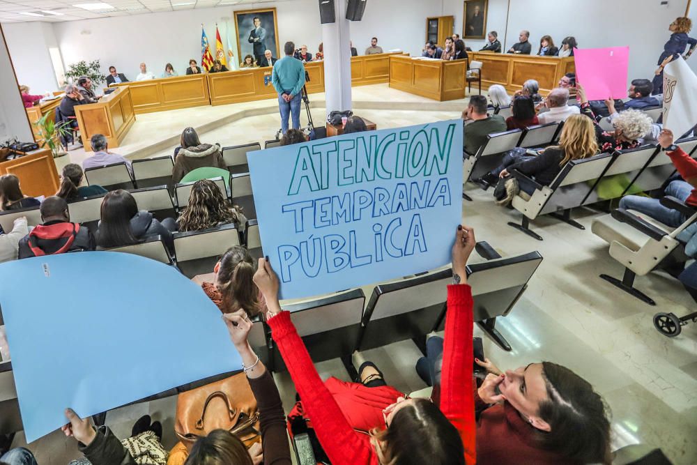 Protesta de los padres y madres de APANEE en el salón de plenos