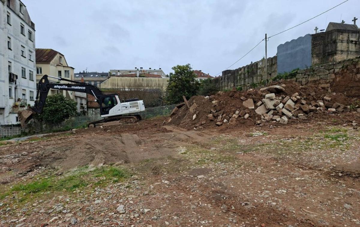 Una excvadora retiraba ayer los ecombros al pie del cementerio. | G.NÚÑEZ