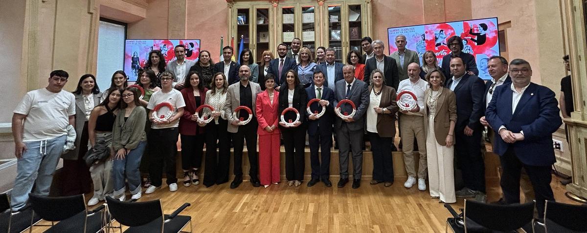 Foto de familia de todos los premiados y quienes les entegaron los galardones.