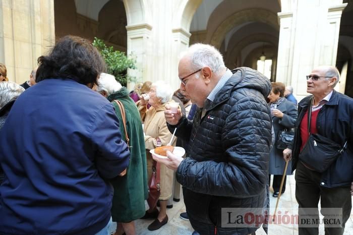 Reparto de boniatos en el Palacio Episcopal por San Fulgencio