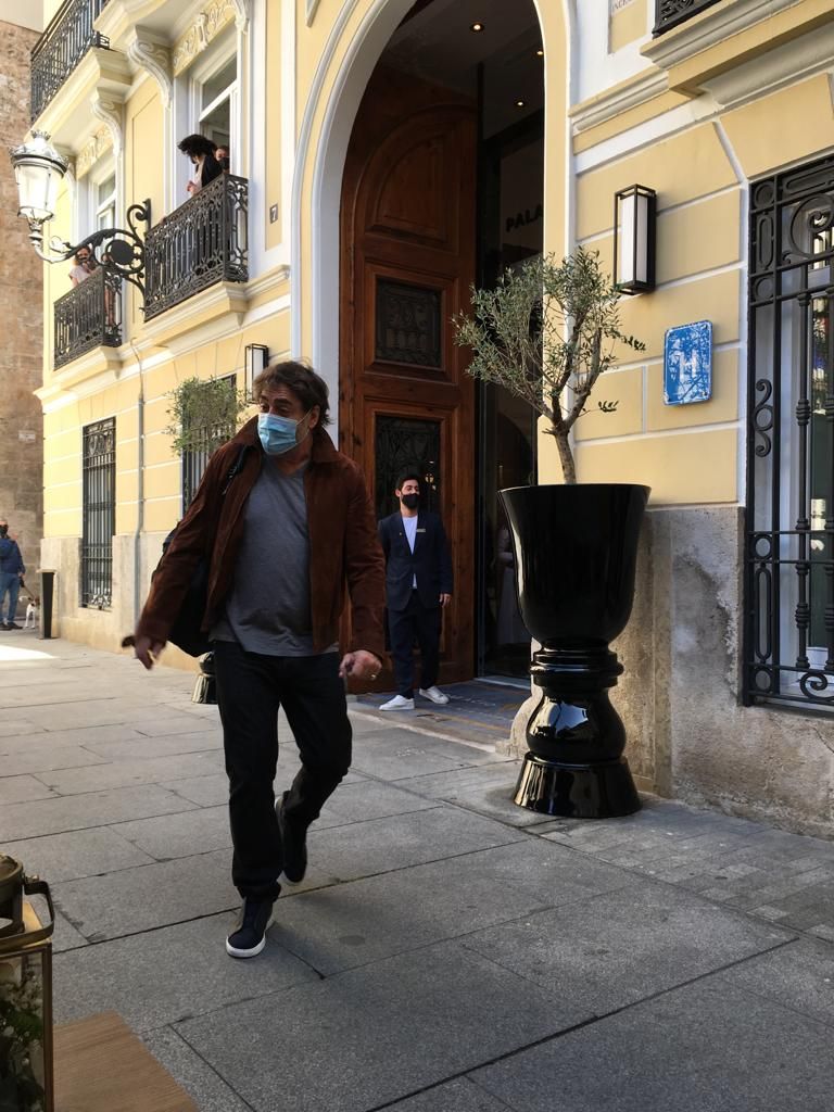 Fervor por Penélope Cruz y Javier Bardem a la salida de su hotel en València