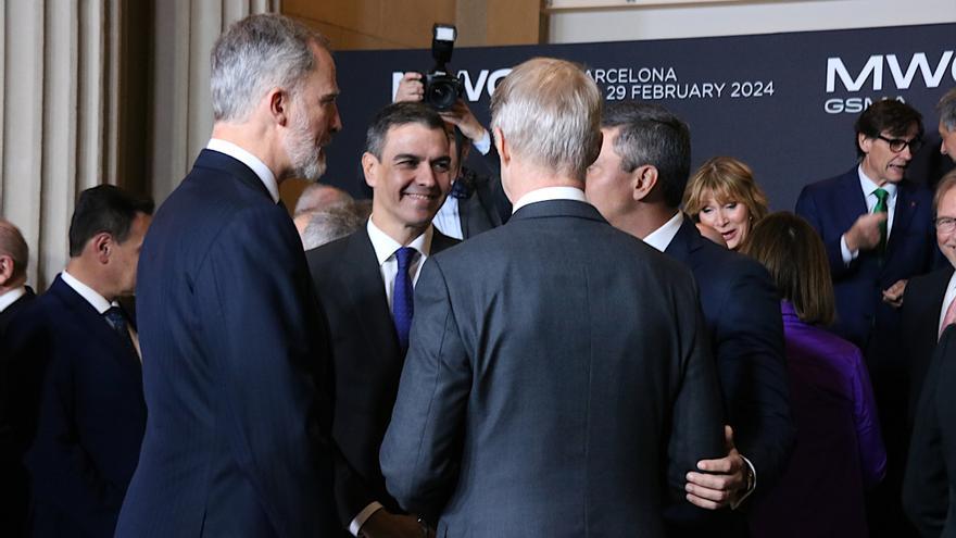 El president del govern espanyol, Pedro Sánchez, conversant amb Felip VI i el president de Paraguay, Santiago Peña, minuts abans de l'inici del sopar inaugural del MWC 2024.