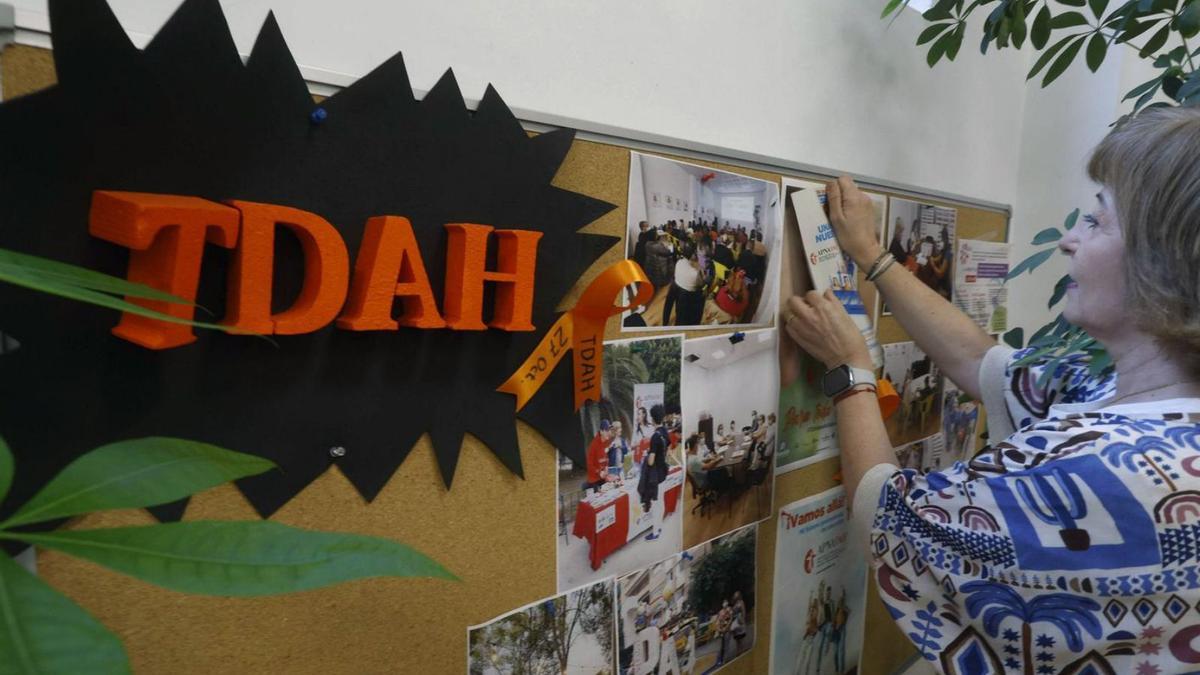 Una docente prepara un expositor para sensibilizar sobre el TDAH en un centro educativo de València.