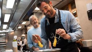 Joseba Arguiñano y su padre, Karlos, en la cocina. /