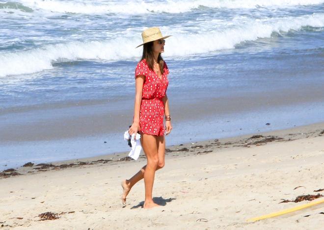 Alessandra Ambrosio y su look más playero