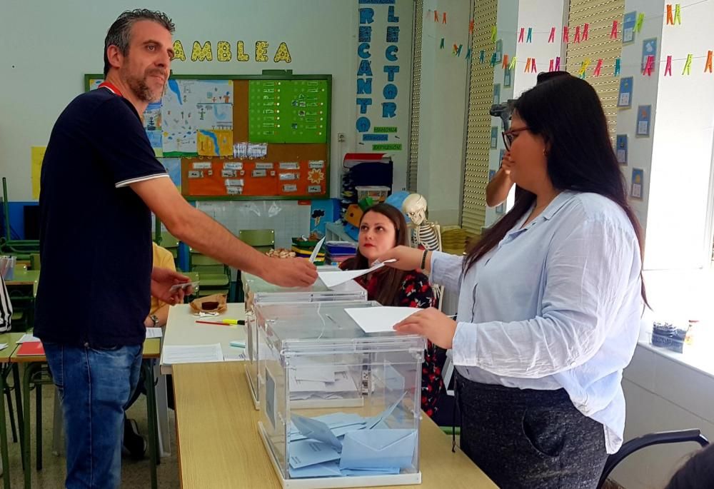 Vilagarcía, A Illa, Ribadumia, O Grove... Los votantes de la comarca eligen a sus representantes municipales y europeos.