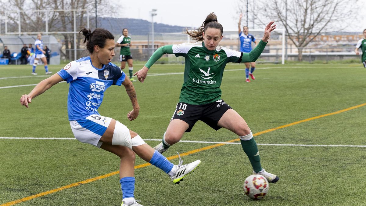 Nerea intenta frenar un avance del Alhama en Pinilla.