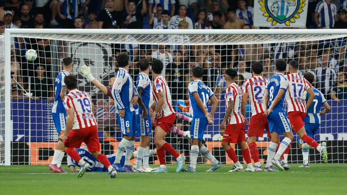 Julián Álvarez anotó el primer gol de falta de la temporada frente al Espanyol en la Jornada 1