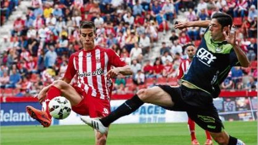 Juanjo Expósito prova de tallar una passada de Pere Pons en l&#039;últim Girona-Llagostera a Montilivi.