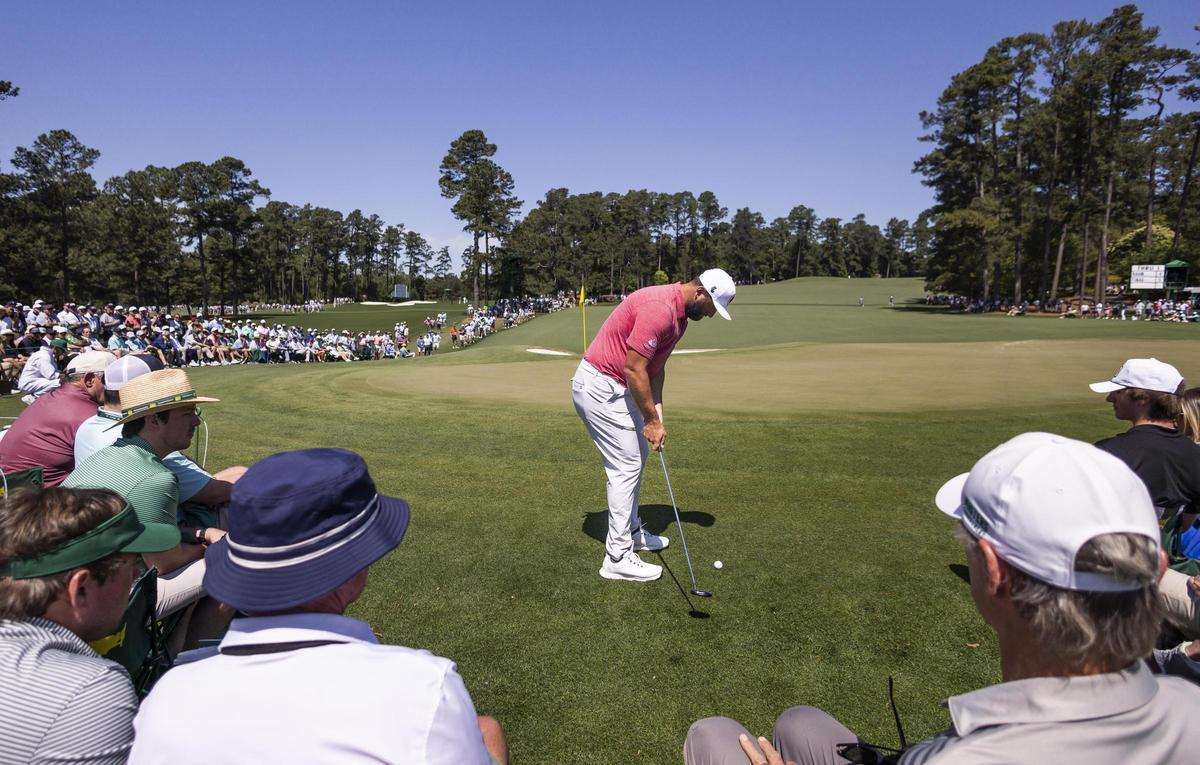 Jon Rahm chipea en el green del hoyo 2, en la última jornada