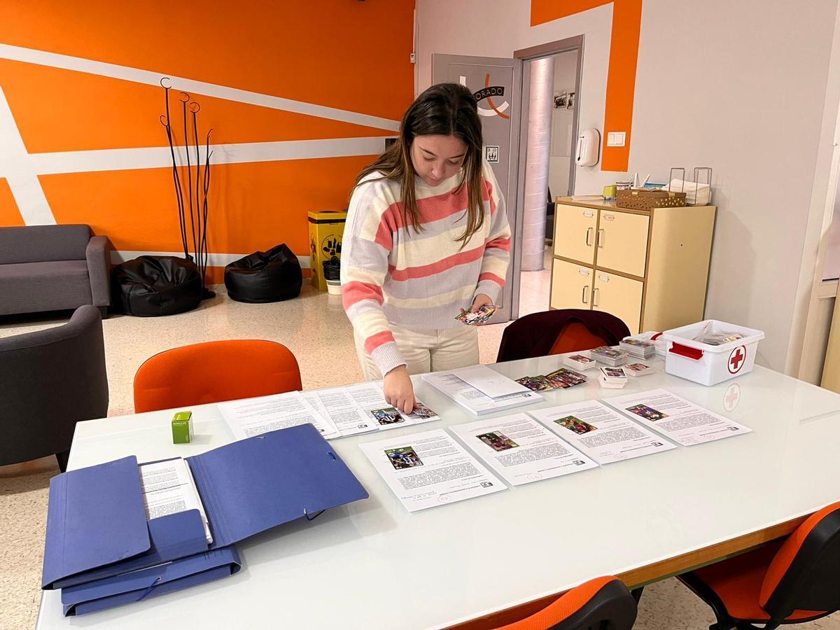 La profesora Lucía Márquez preparando exámenes para entregar con sus correspondiente cromos.