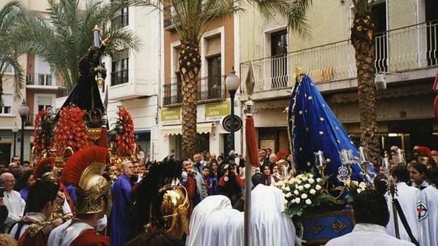 Dos pasos se encuentran en una de las calles principales de Aspe durante la celebración de la Semana Santa