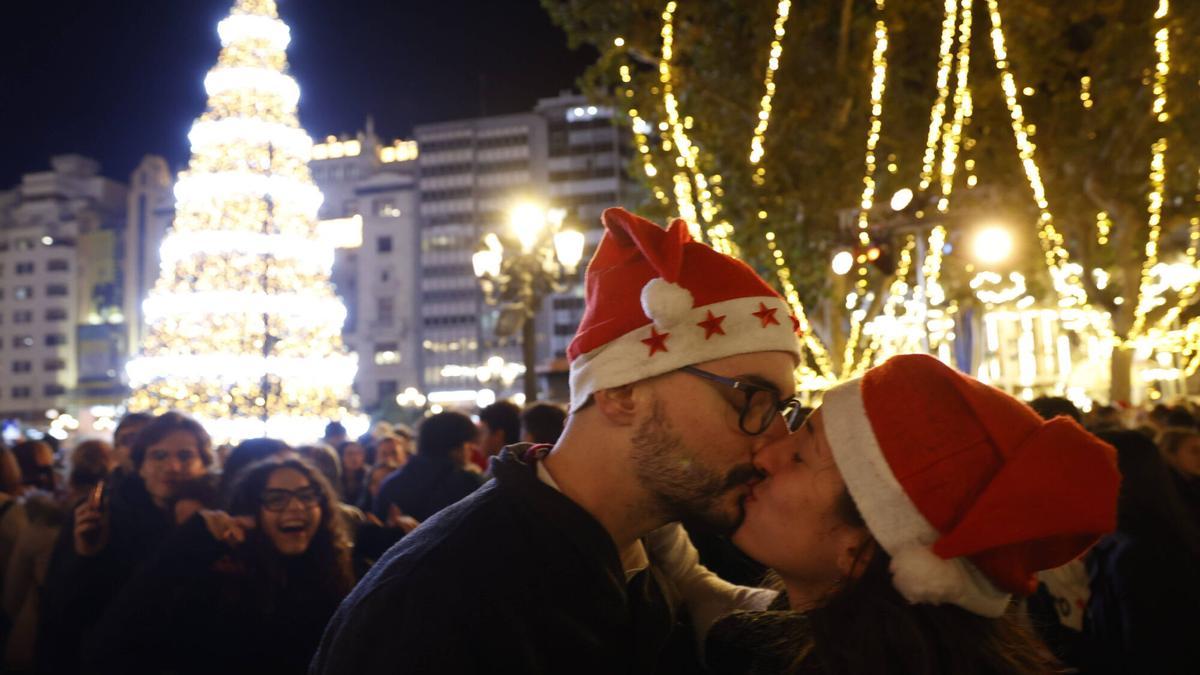 Masiva asistencia al encendido de luces y del árbol de Navidad en la plaza del Ayuntamiento de Valencia