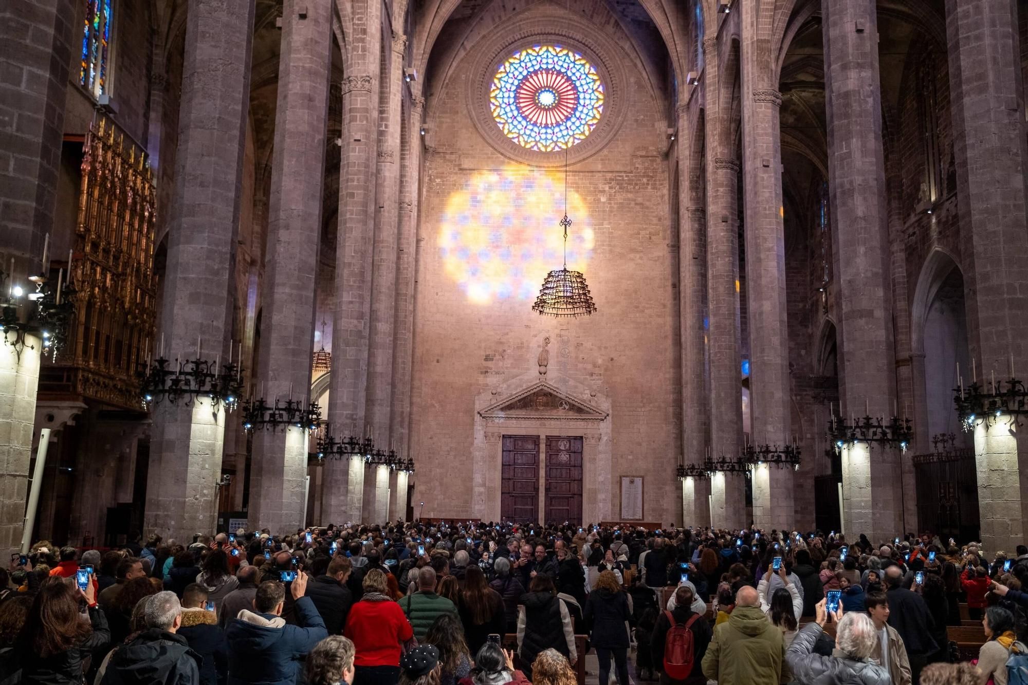 "Magische Acht" in der Kathedrale: Spektakel von Wolken unterbrochen