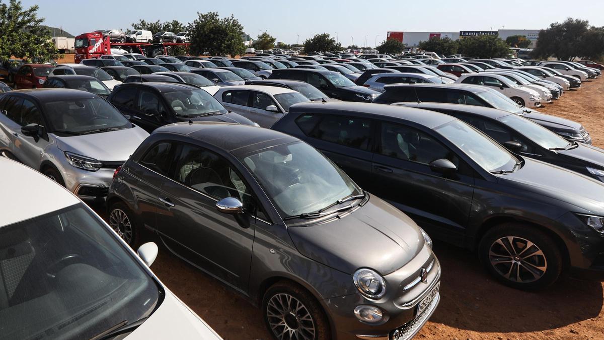 Imagen de archivo de la flota de coches de una empresa de rent a car en Ibiza.