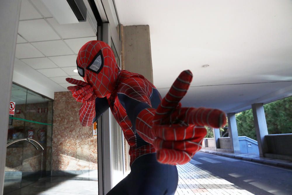 El Materno Infantil recibe la visita sorpresa de Spiderman