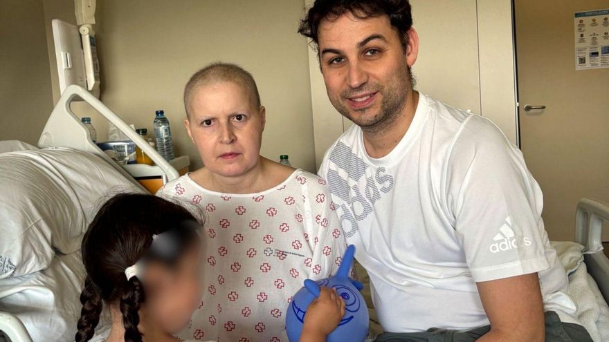 Pablo Antón y su mujer,
Amaya Rodríguez, en
el hospital junto a
su hija Elsa. | FdV