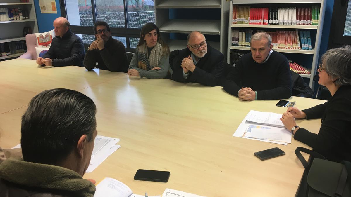 Sonia Puente, a la derecha, junto a varios alcaldes y concejales de la comarca.