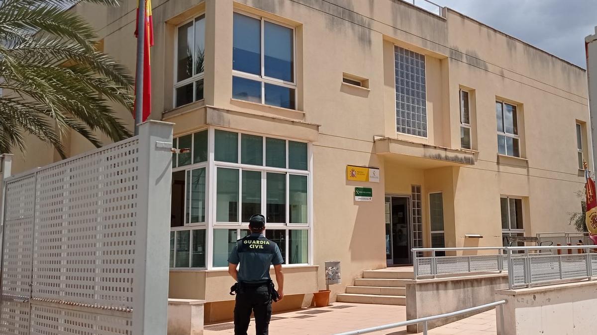 Un agente de la Guardia Civil entra en el Cuartel de Inca.