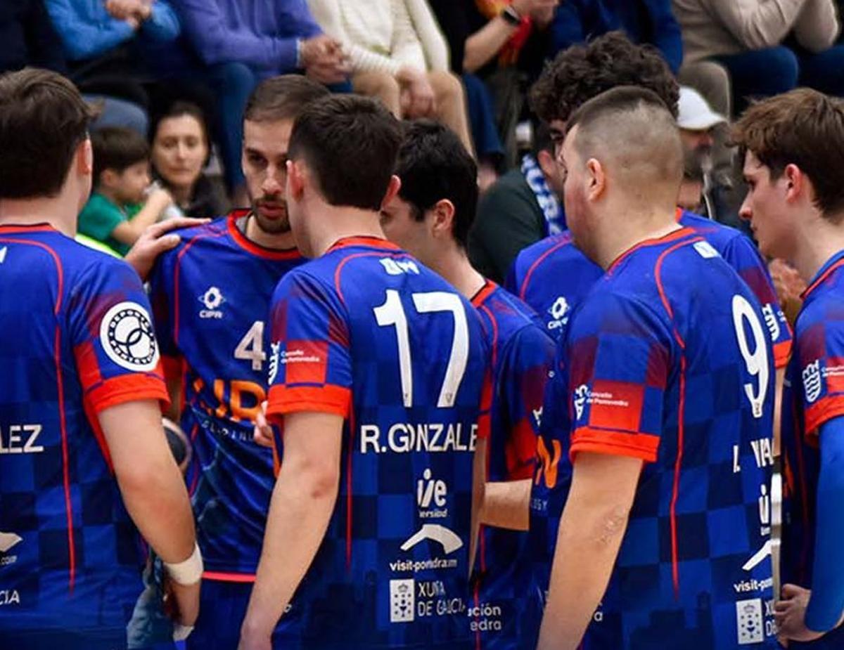 Los jugadores del Teucro, en un tiempo muerto. | FDV