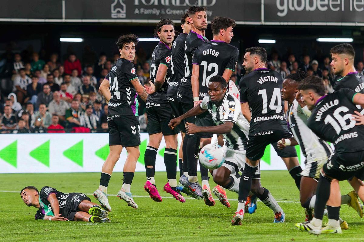 Mamah busca el rechace tras el lanzamiento de una falta en el SkyFi Castalia.