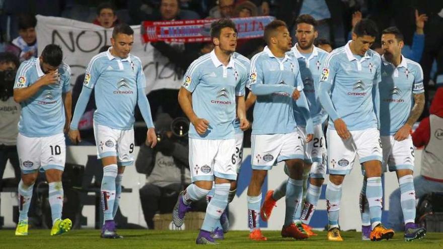 Los jugadores del Celta celebran el gol de Nolito. // Efe