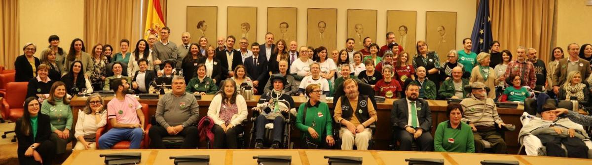 Foto de familia de los participantes en la jornada en el Congreso con el ministro Pablo Bustinduy, que cerró la jornada. 