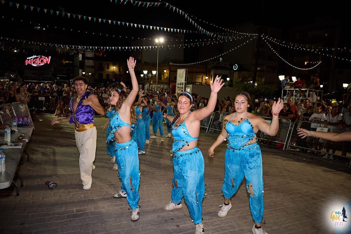 Una de las espectaculares coreografías en la cabalgata de las fiestas de Gilet.