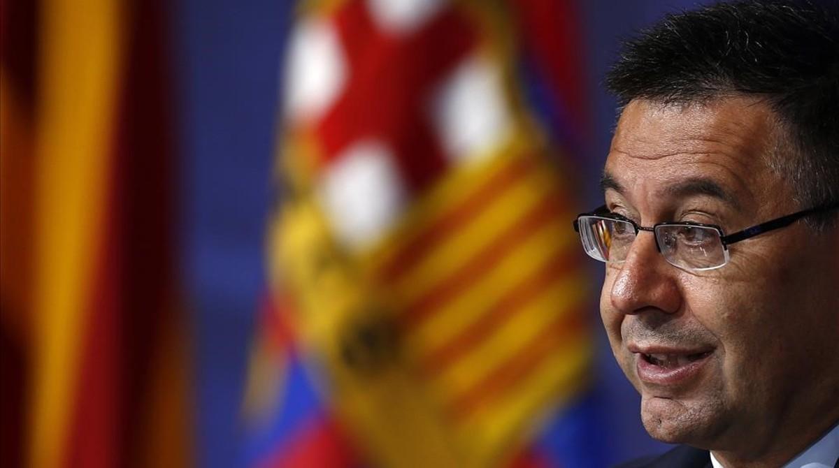 El presidente del Barça, Josep Maria Bartomeu, delante del escudo del Barça, que luce la ’senyera’ desde 1910.