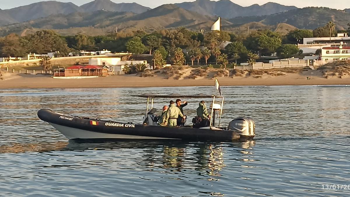 Los submarinistas de la Guardia Civil buscan los restos de la víctima.