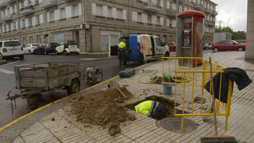 Obra de reparación de la tubería dañada en la intersección de A Florida y Rodrigo de Mendoza. // Noé Parga