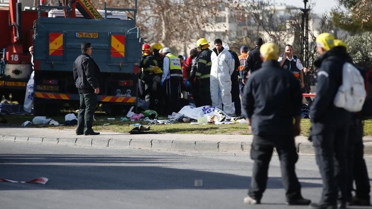 Soldados y médicos atienden a las víctimas del atropello mortal de Jerusalén.