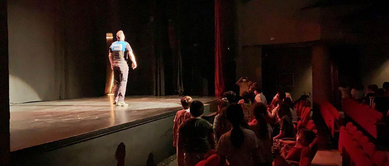 Un momento del espectáculo ‘Aprendemos cantando’, ayer en el auditorio de Can Ventosa.