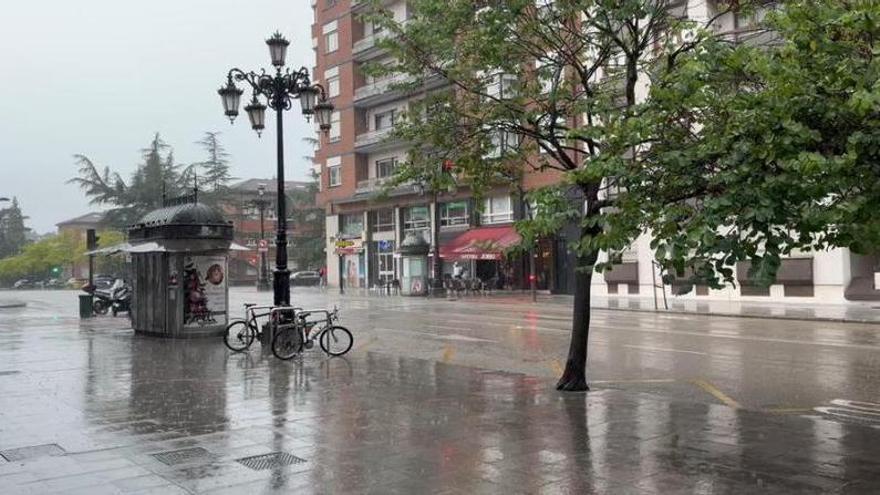 VÍDEO: Cae la mundial en Asturias: una espectacular tormenta barre de punta a punta la región con lluvias muy fuertes y truenos que parecieron explosiones