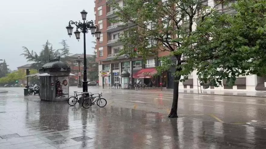 Espectacular tormenta sobre Oviedo: truenos y lluvia en pleno verano