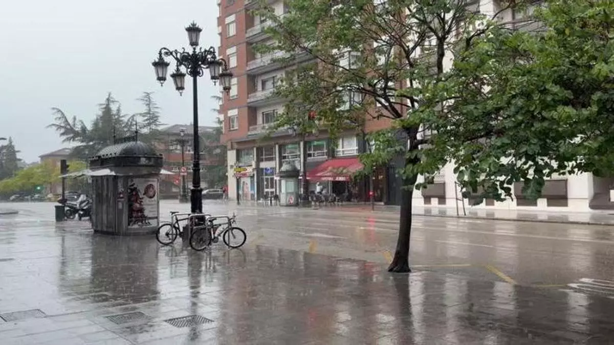 Espectacular tormenta sobre Oviedo: truenos y lluvia en pleno verano