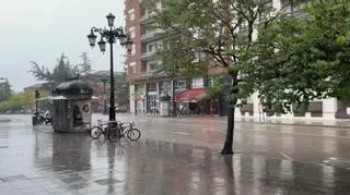 Cae la mundial en Asturias: una espectacular tormenta barre de punta a punta la región con lluvias muy fuertes y truenos que parecieron explosiones