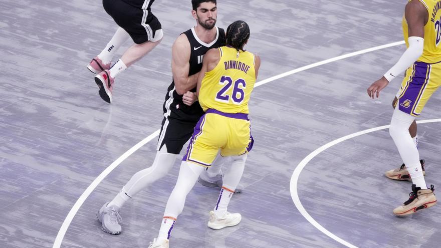 Discreta actuación de Santi Aldama ante los Lakers