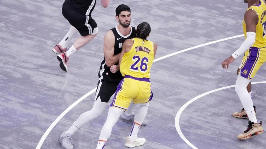 Discreta actuación de Santi Aldama ante los Lakers