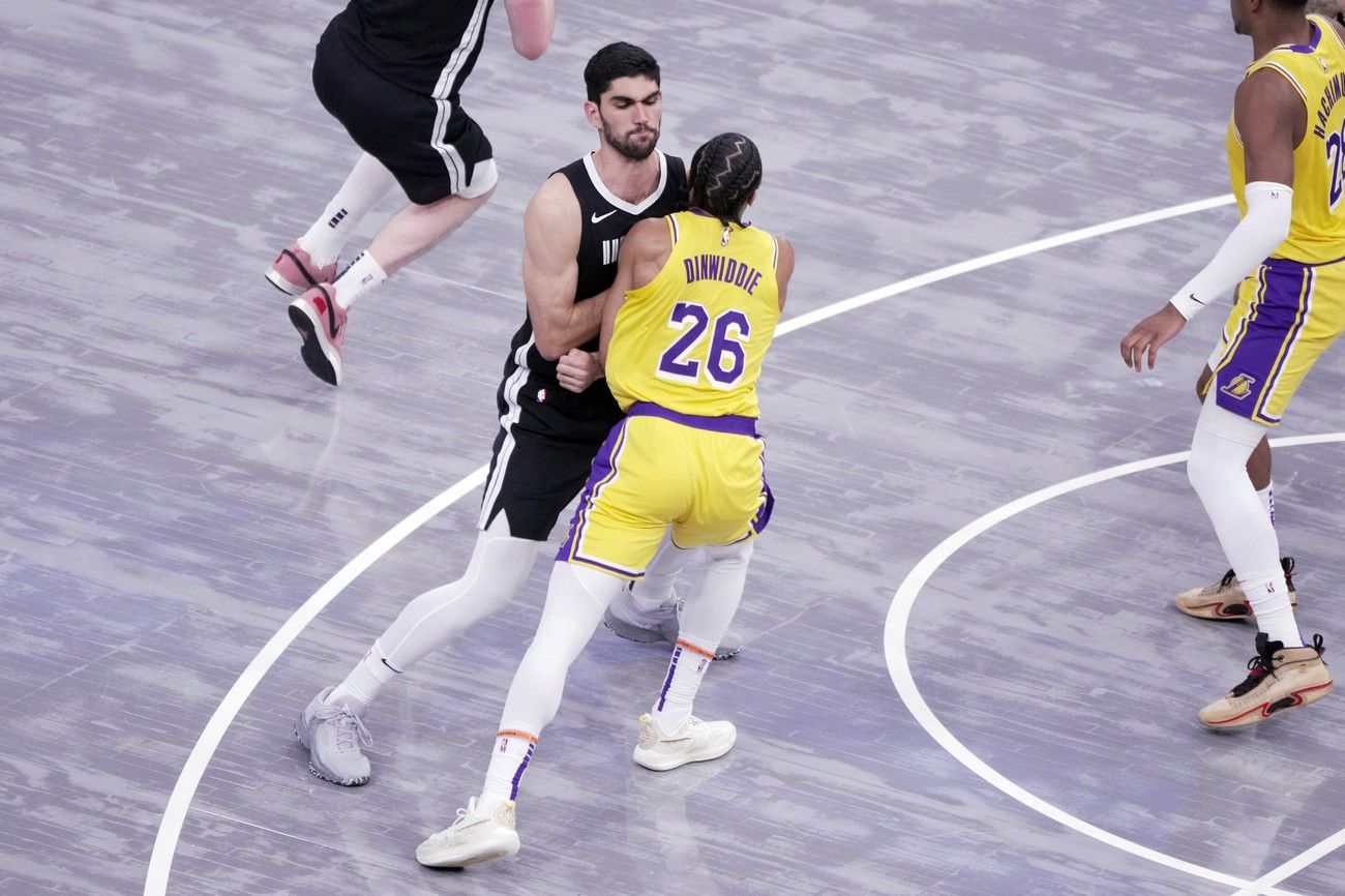 Discreta actuación de Santi Aldama ante los Lakers
