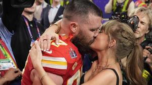 Taylor Swift y Travis Kelce, fundidos en un beso tras la victoria de los Kansas City Chiefs en la Super Bowl.