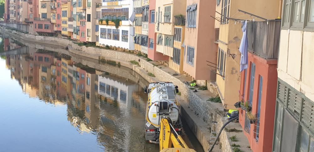 Què hi fan un camió i una excavadora al mig de l'Onyar?