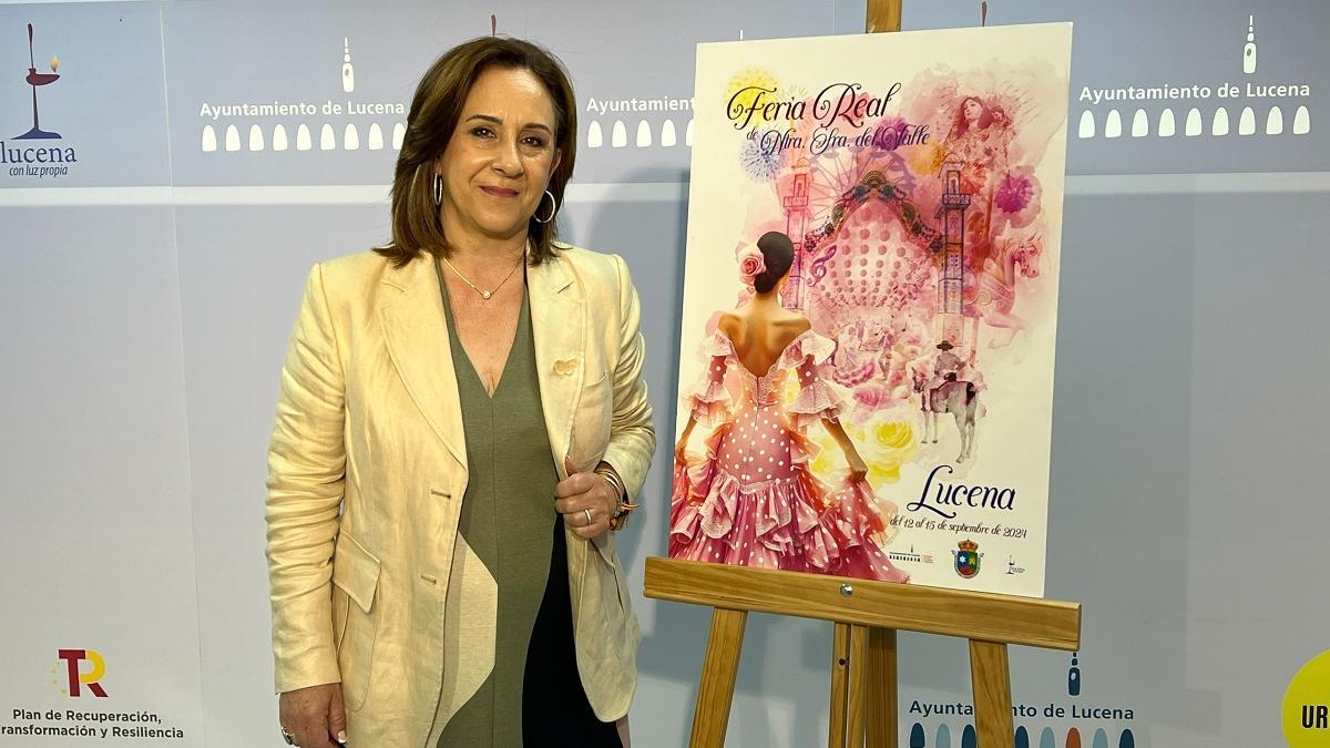 La concejala Araceli Rodríguez, junto al cartel anunciador de la Feria del Valle.