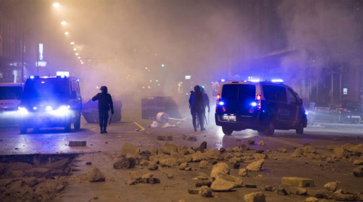 La protesta al barri de Gamonal, a Burgos, s’acaba amb 17 detingudes i grans destrosses.