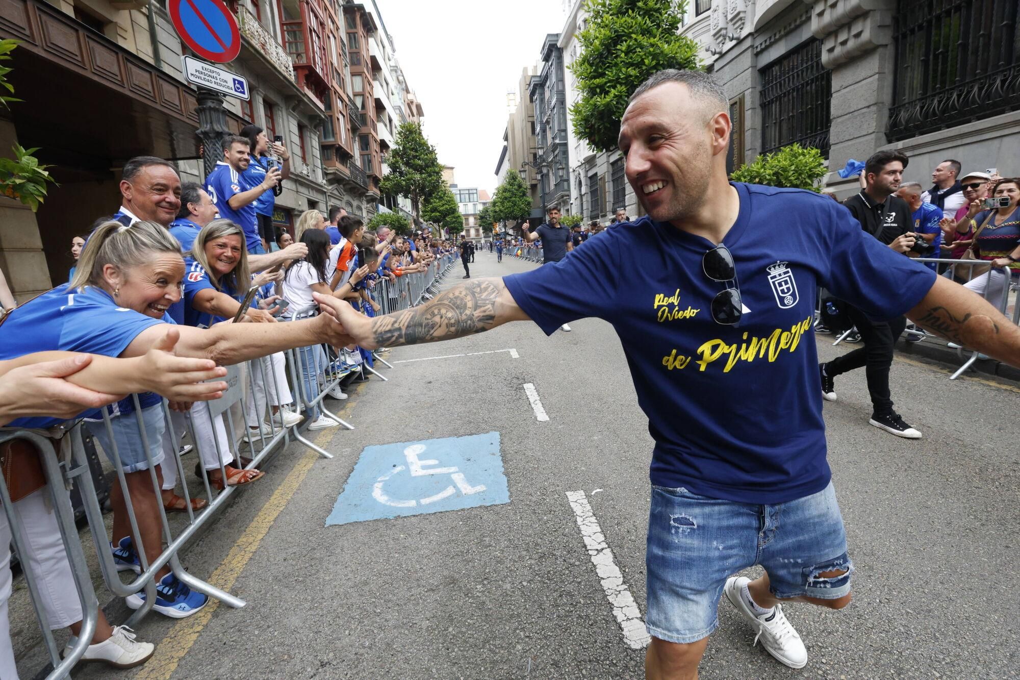 Locura azul en las calles de Oviedo para celebrar el ascenso del equipo a Primera División