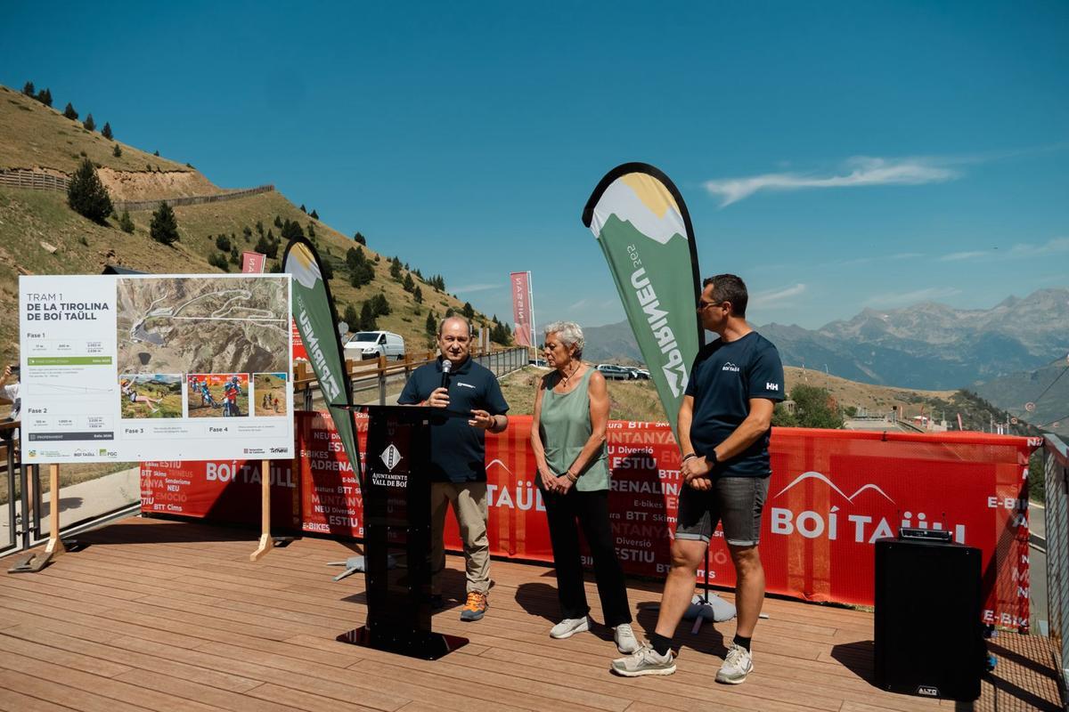 El presidente de FGC y la alcaldesa de la Vall de Boí en la inauguración de la tirolina T-1000.
