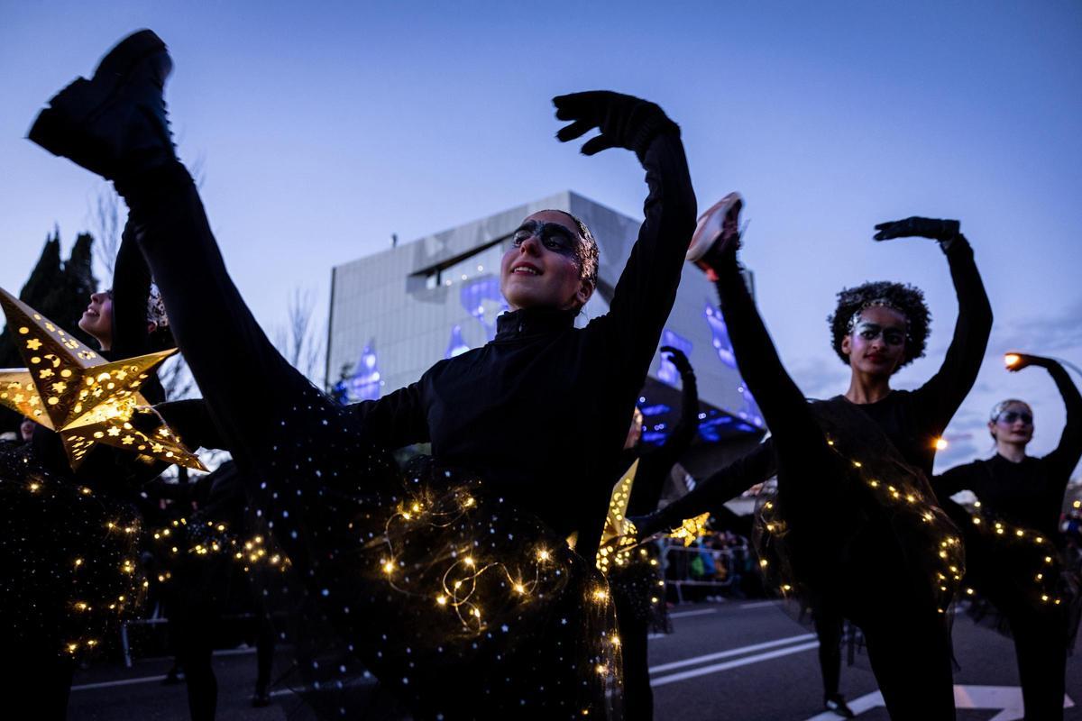 En imágenes | El frío de Zaragoza no puede con la ilusión de ver a los Reyes Magos