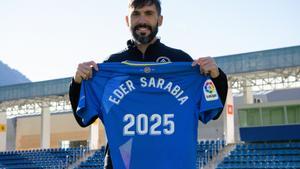 Eder Sarabia, con la camiseta del club que indica el año de la renovación.