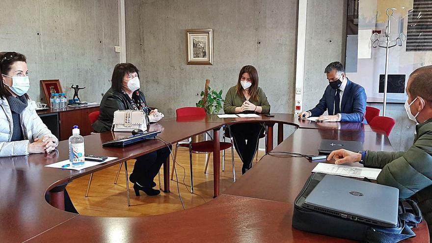 Reunión de la consejera con responsables del proyecto. A la izquierda,  fotografía del autogiro C-30, del ingeniero murciano Juan de la Cierva. | L.O.